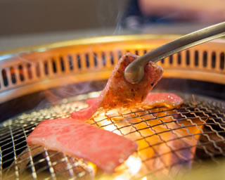 回転焼肉が楽しめる！？「一升びん」