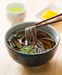 女性に嬉しい「ひじきうどん」